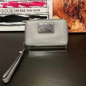 EUC Marc Jacobs Pebble Leather Wristlet retails $165